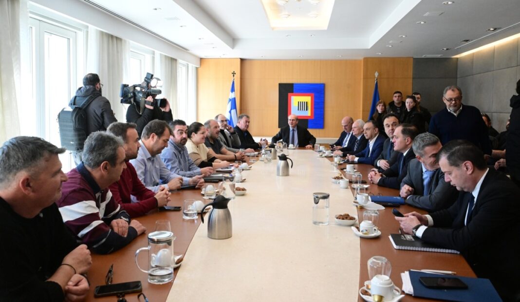 Συνάντηση αγροτών με Χατζηδάκη και Τσιάρα: «Είμαστε εδώ να βρούμε λύσεις»