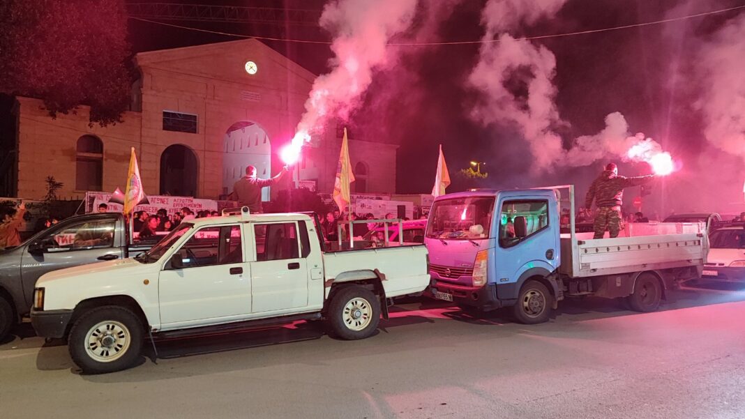 Χανιά: Με καπνογόνα η «αποχώρηση» των αγροτών από το μπλόκο