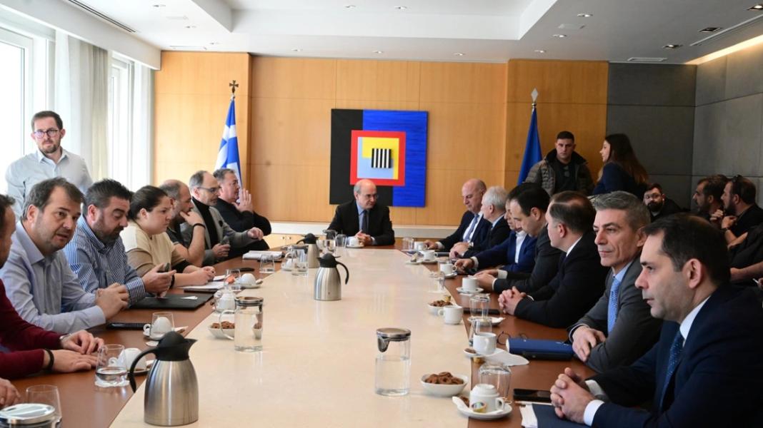 Ολοκληρώθηκε έπειτα από 3,5 ώρες η συνάντηση των αγροτών με Χατζηδάκη και Τσιάρα