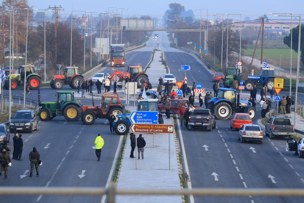 Με το «βλέμμα» στις ανακοινώσεις της Τετάρτης οι αγρότες: Προειδοποίηση για 48ωρο «μπλακ άουτ» σε δρόμους και τελωνεία
