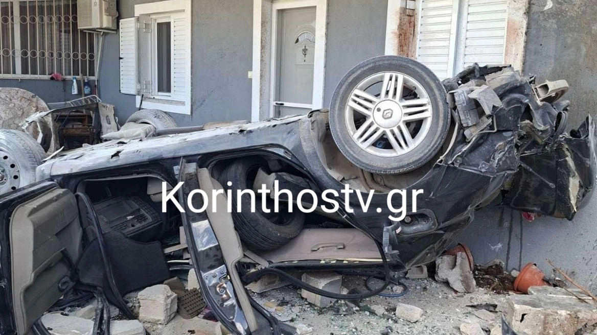 Τραγωδία στην Κορινθία: Νεκροί δύο νεαροί που τραυματίστηκαν όταν αυτοκίνητο «καρφώθηκε» σε σπίτι