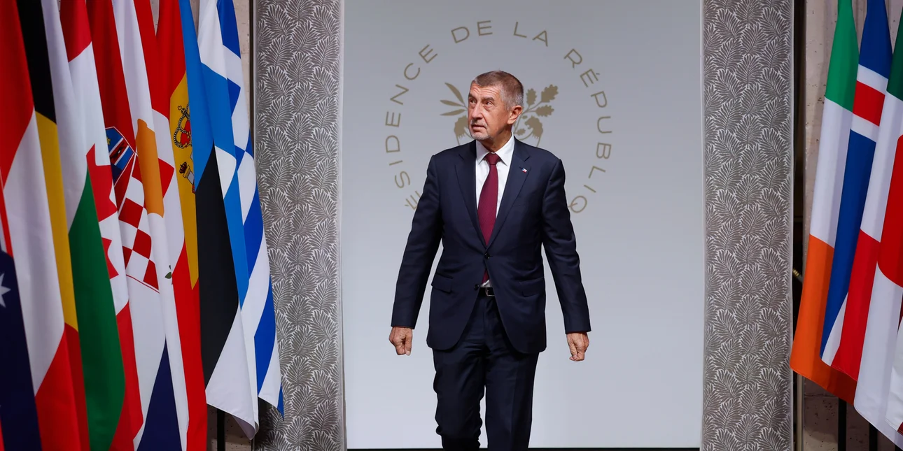 Viral ο Τσέχος πρωθυπουργός: Αγόρασε μια υδρόγειο για να δει… πού πέφτει η Γροιλανδία