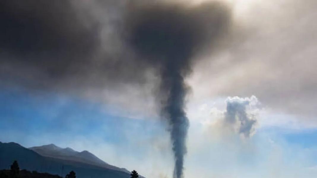 Ισχυρός ανεμοστρόβιλος «χτύπησε» την Αλεξανδρούπολη – Ζημιές σε καταστήματα και αεροδρόμιο