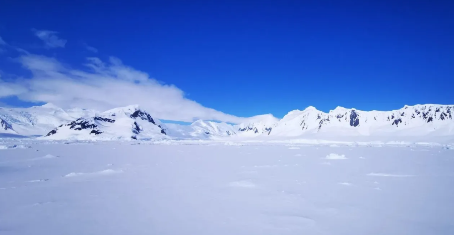 Νέος χάρτης της Ανταρκτικής αποκαλύπτει κρυμμένα βουνά, λίμνες και πεδιάδες κάτω από τον πάγο