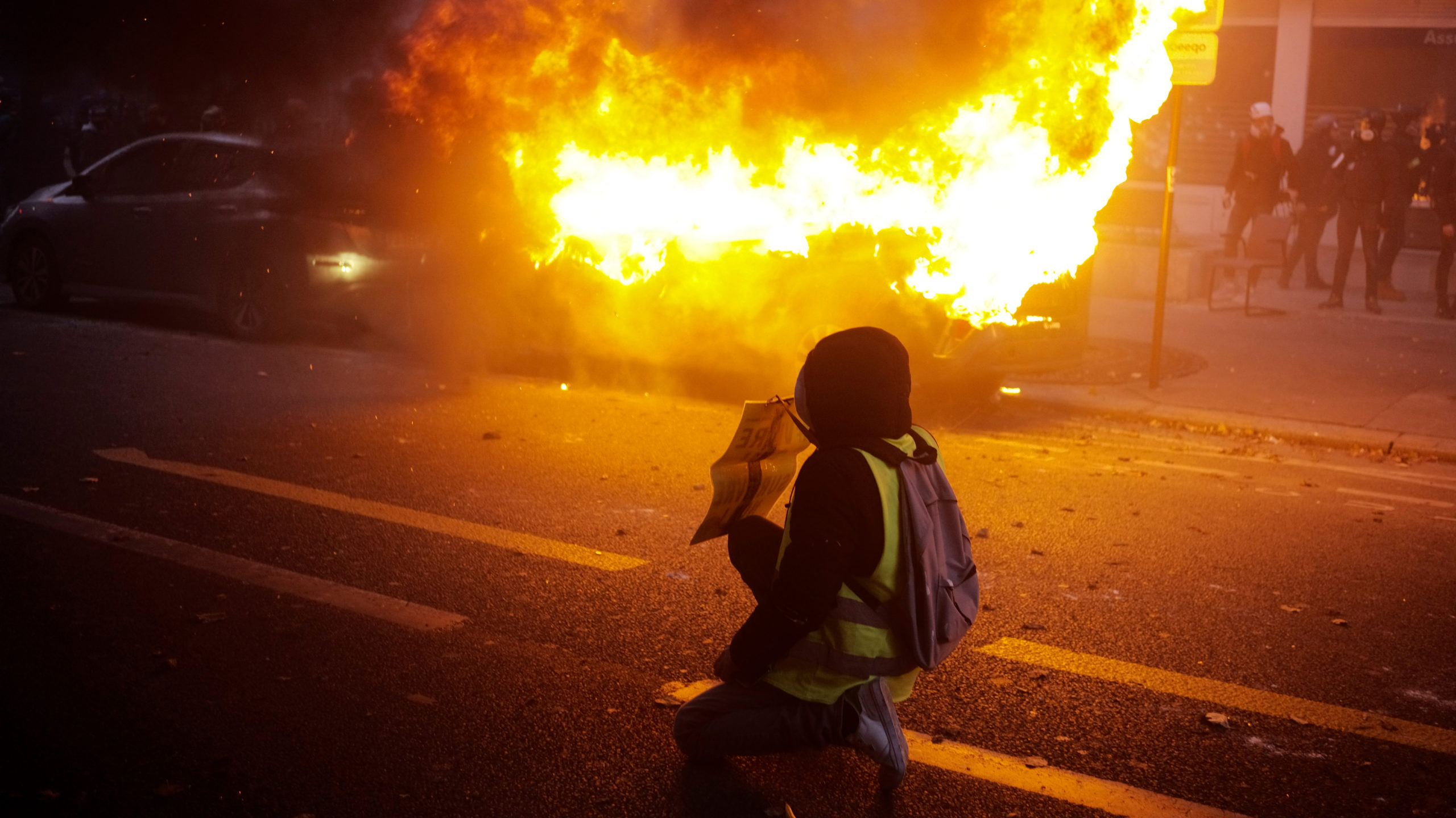 Γαλλία: Πάνω από 1.000 πυρπολήσεις οχημάτων τη νύχτα της Πρωτοχρονιάς
