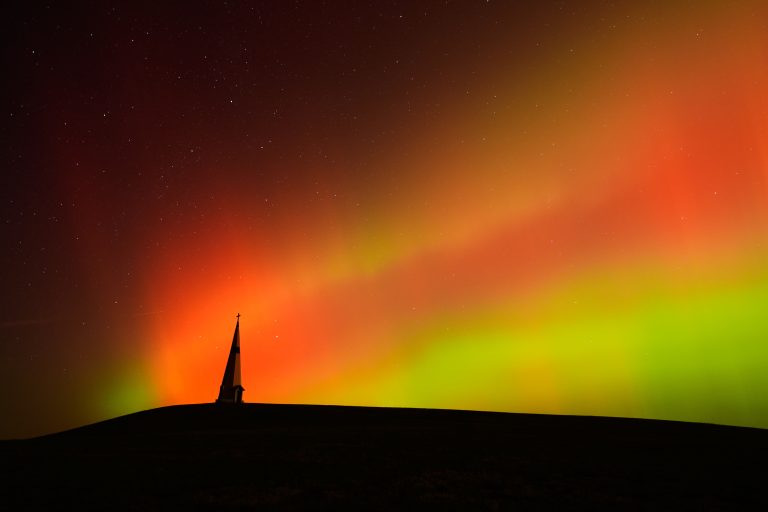 Ισχυρή ηλιακή καταιγίδα χτυπά τη Γη – Προβλήματα σε δίκτυα ηλεκτροδότησης, απόκοσμες εικόνες