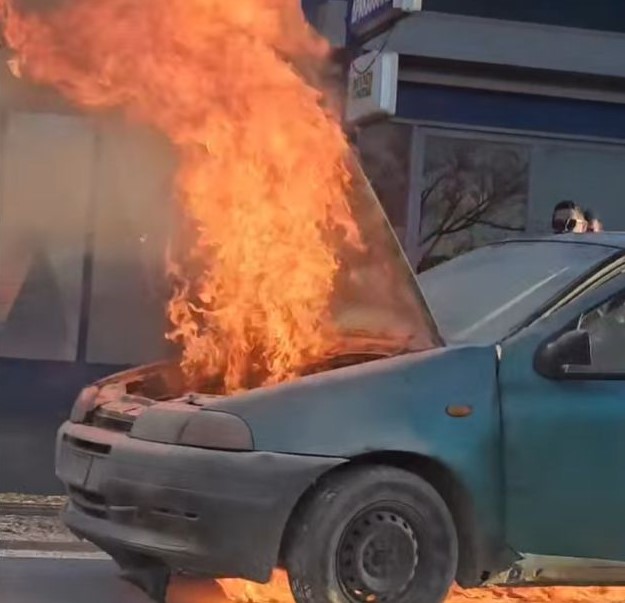 Στιγμές τρόμου για οδηγό: Αυτοκίνητο «τυλίχθηκε» στις φλόγες εν κινήσει – Δείτε βίντεο