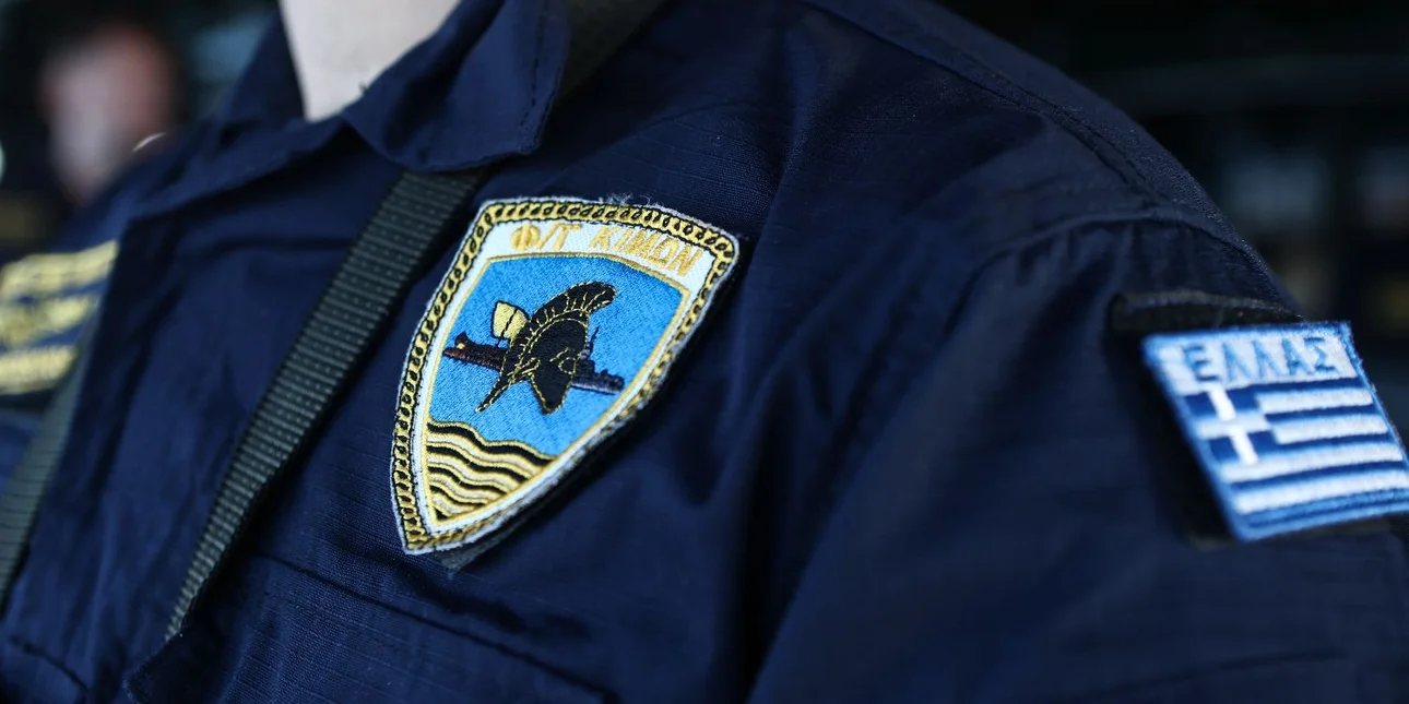 Αυτό είναι το έμβλημα της ελληνικής Belharra «Κίμων»: Ο συμβολισμός των στοιχείων στη στολή του πληρώματος