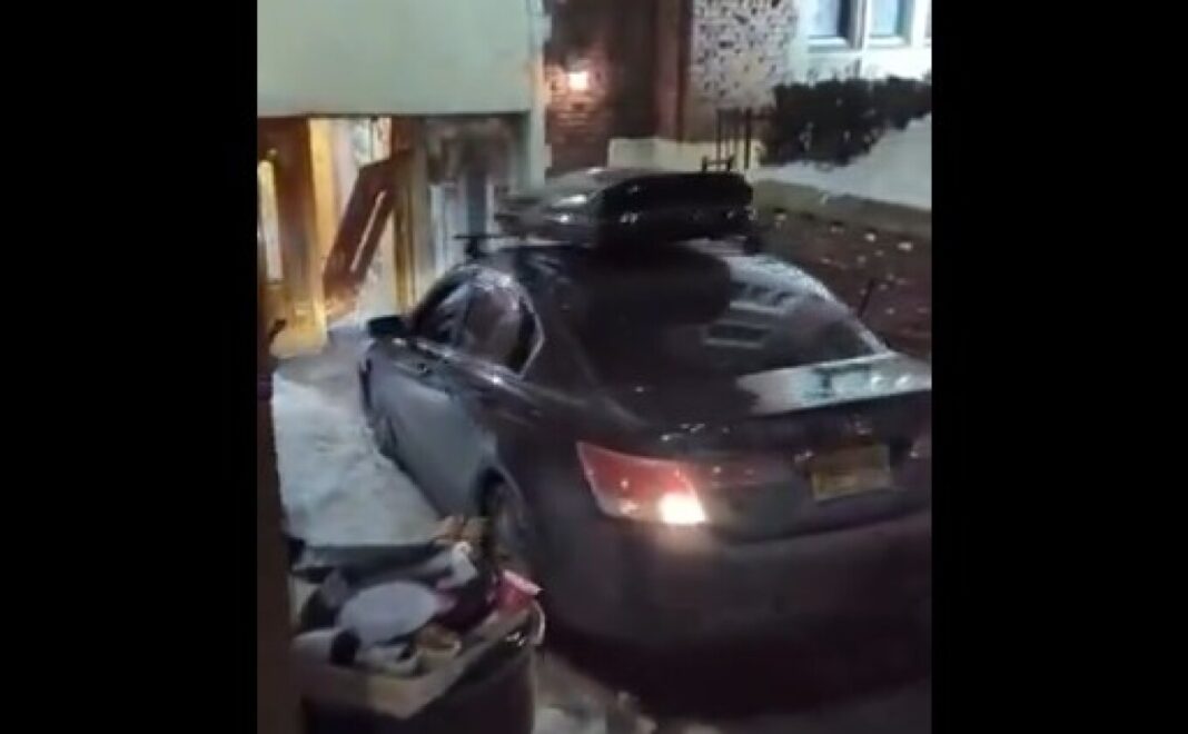 Η στιγμή που άνδρας εμβολίζει με το αυτοκίνητό του την είσοδο συναγωγής στη Νέα Υόρκη