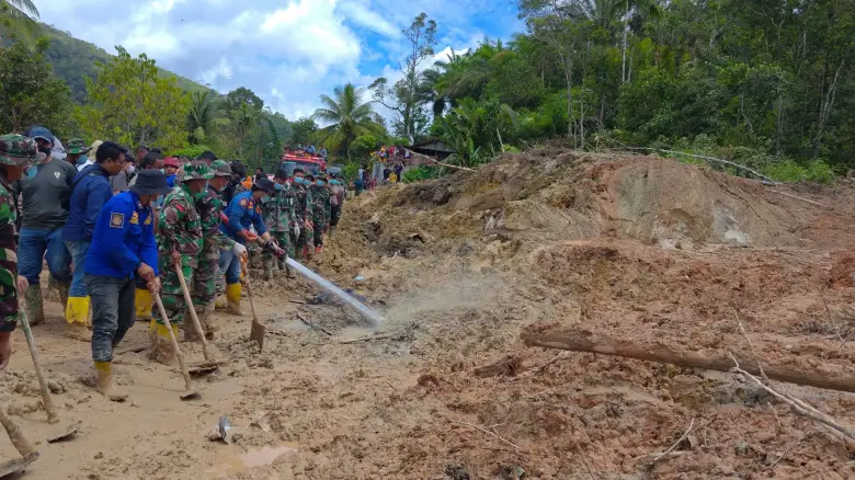 Ινδονησία: Οκτώ νεκροί και πάνω από 80 αγνοούμενοι μετά από κατολίσθηση – Αγωνιώδες έρευνες