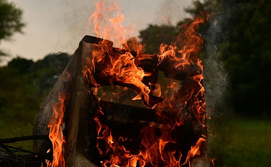 Ηράκλειο: Σε κατάσταση αμόκ 57χρονη -Έβαλε φωτιά στο σπίτι της και έσπασε αυτοκίνητα!