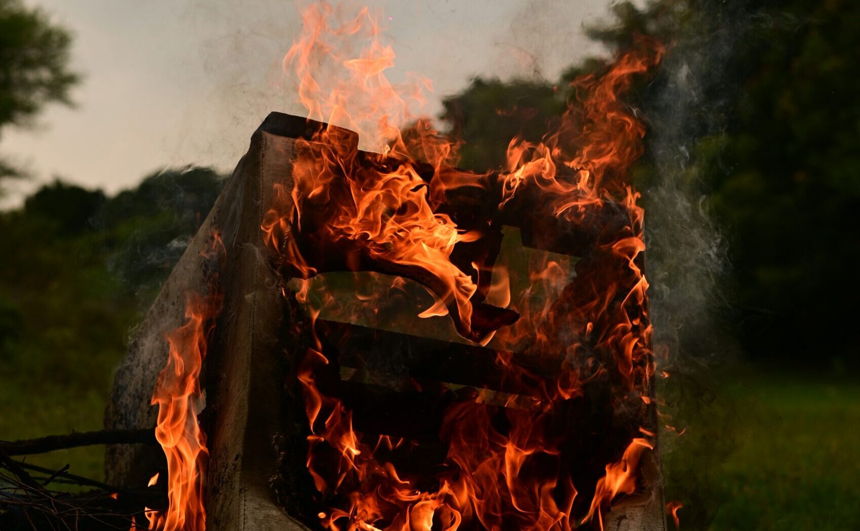 Ηράκλειο: Σε κατάσταση αμόκ 57χρονη -Έβαλε φωτιά στο σπίτι της και έσπασε αυτοκίνητα!