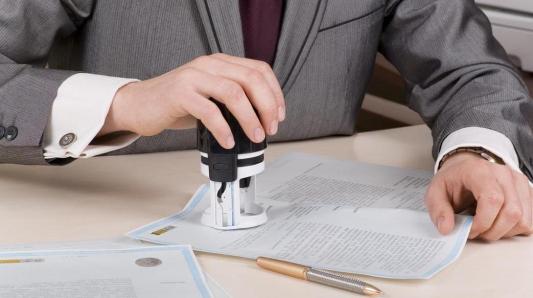 Ηράκλειο: Χειροπέδες σε δημοτικό υπάλληλο για απάτη – Πήρε 6.000 ευρώ και πλαστογράφησε έγγραφο!