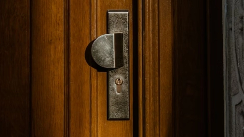 Αγόρασαν σπίτι και βρήκαν κρυφή πόρτα του 1974: «Δεν την είχε ανοίξει ποτέ κανείς»