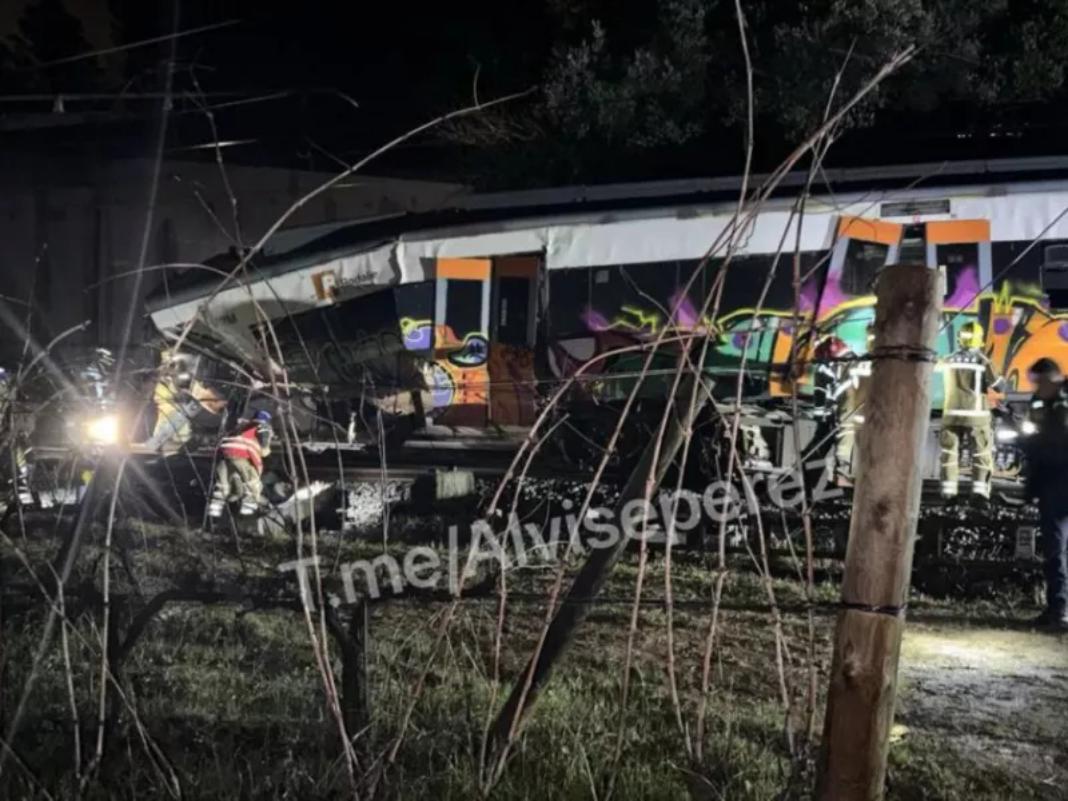 Νέα σιδηροδρομική τραγωδία στην Ισπανία – Εκτροχιάστηκε τρένο κοντά στη Βαρκελώνη – Νεκρός ο μηχανοδηγός, τουλάχιστον 15 τραυματίες