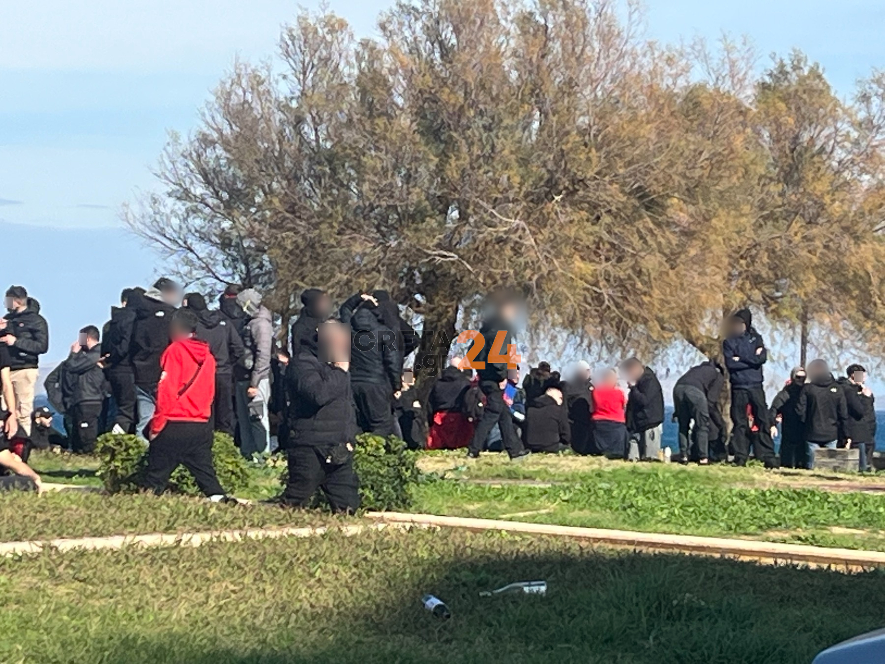 Ένταση στην παραλιακή ανάμεσα σε οπαδούς Ολυμπιακού και ΟΦΗ – Άμεση κινητοποίηση της αστυνομίας (φωτογραφίες)