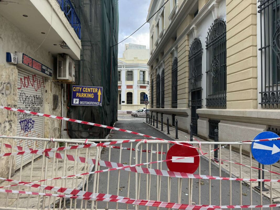 Ηράκλειο: Αποκλεισμένη η Επιμενίδου μετά τη νέα κατάρρευση τμήματος από το Μέγαρο Κοθρή