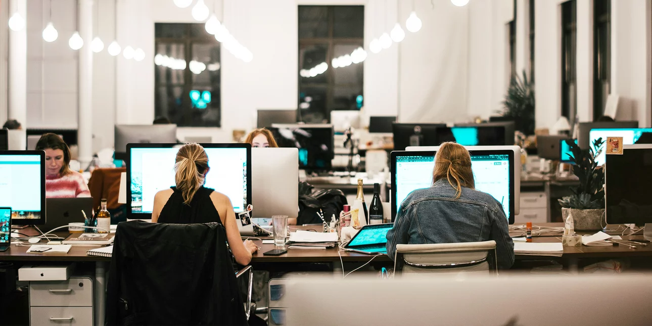 Ποιοι θα δουν αυξήσεις στους μισθούς μέσα στο 2026 -Τι αλλάζει με συλλογικές συμβάσεις και νέο κατώτατο