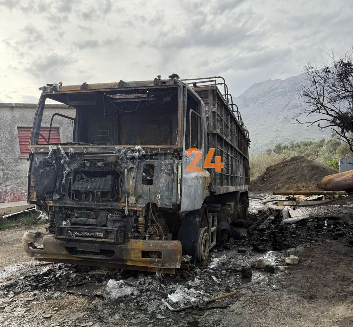 Χανιά: Ολοκληρωτική η καταστροφή του φορτηγού μετά τη φωτιά – Δείτε φωτογραφίες