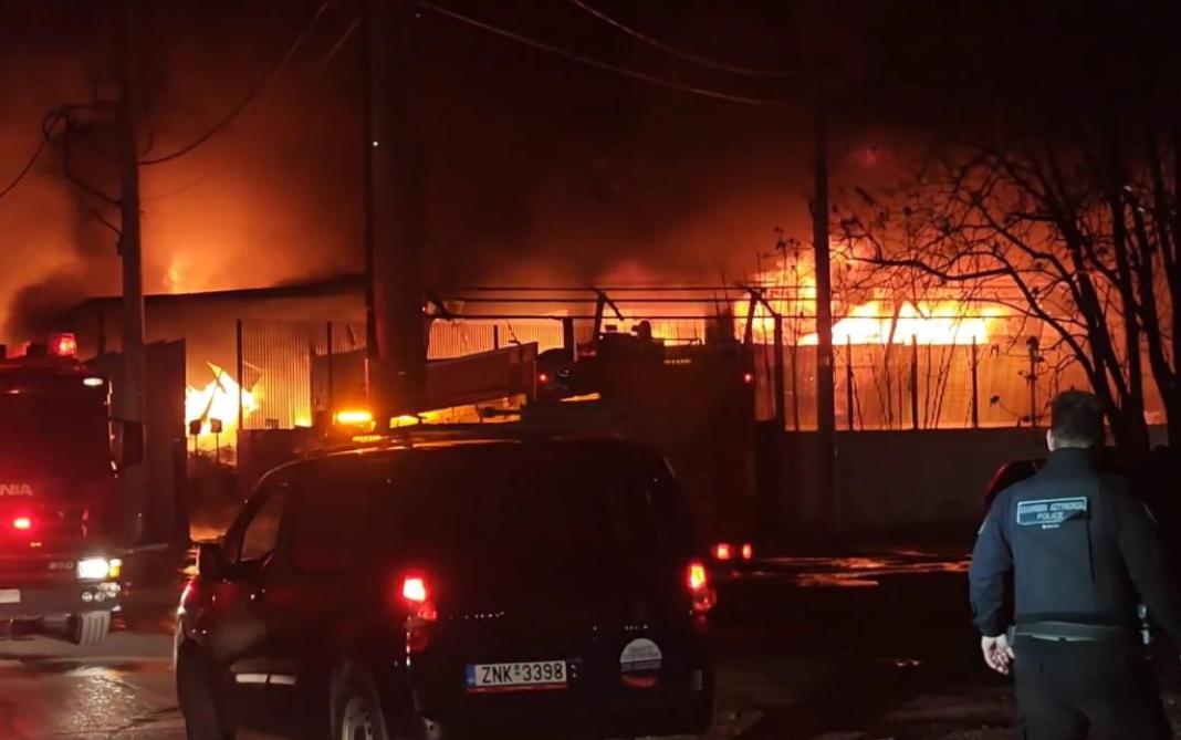 Μεγάλη φωτιά σε εργοστάσιο πλαστικών στο Μενίδι: Στάλθηκε μήνυμα από το 112 – Προκλήθηκαν εκρήξεις