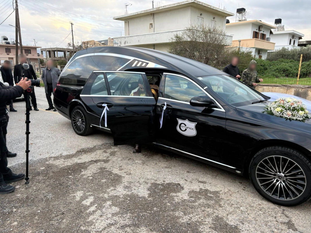 Ηράκλειο: Γαμπρός πήγε στην εκκλησία με… νεκροφόρα – Φωτογραφίες