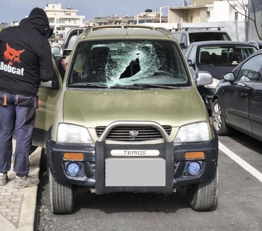 Ηράκλειο: Κατέρρευσε κομμάτι γέφυρας και έσπασε παρμπρίζ αυτοκινήτου – Φωτογραφίες