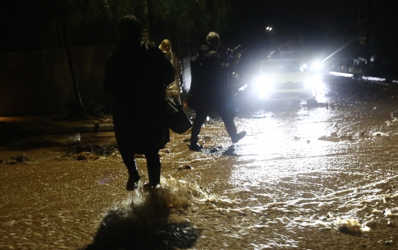 Ο Λέκκας εξηγεί γιατί χτυπήθηκε η Άνω Γλυφάδα από την κακοκαιρία