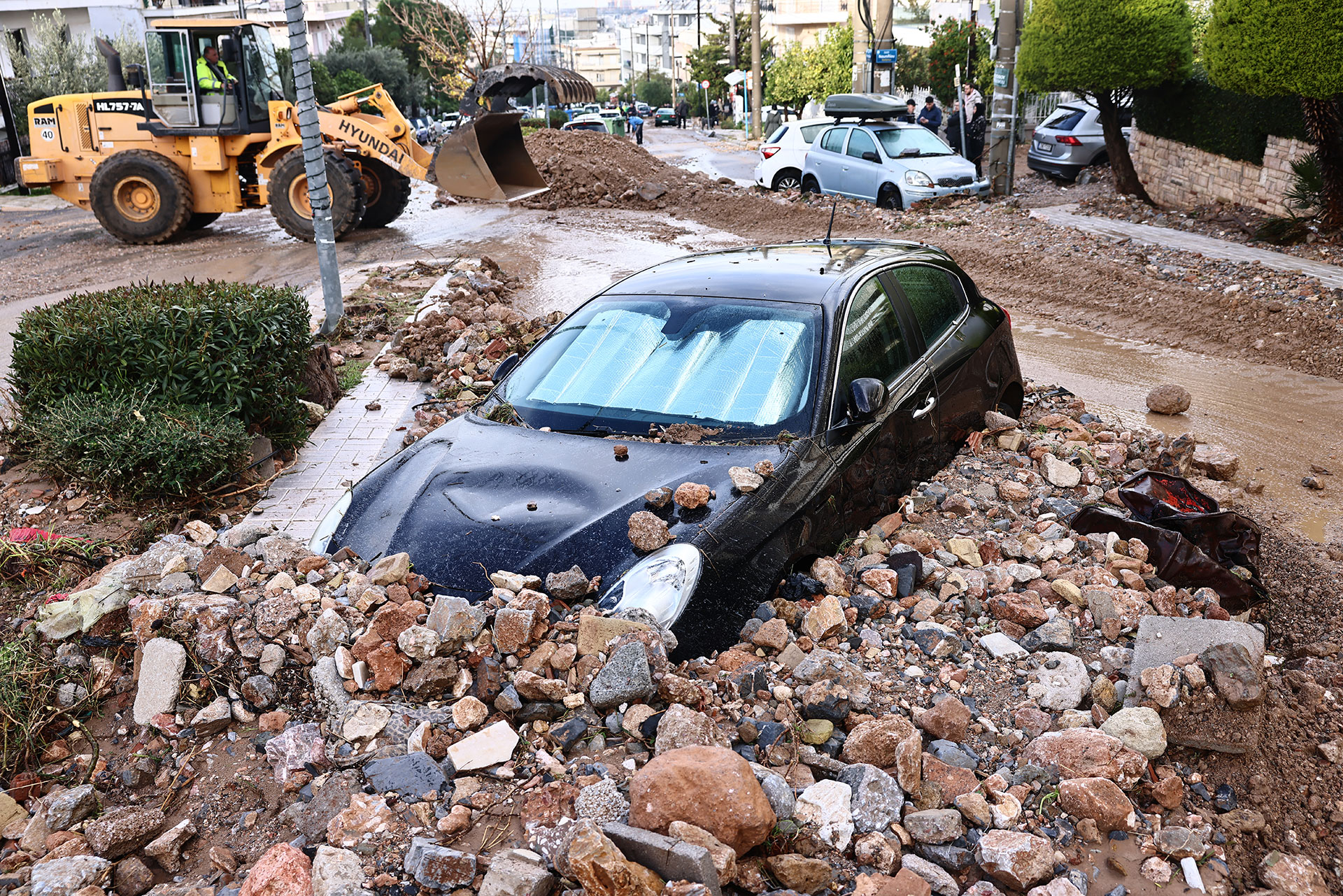 Εικόνες καταστροφής στην Αττική μετά το πέρασμα της φονικής κακοκαιρίας – Φωτογραφίες