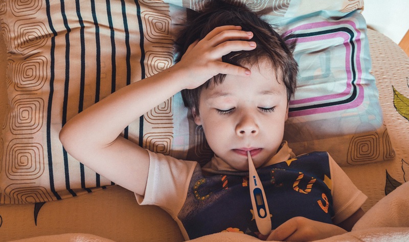 «Σαρώνουν» γρίπη, RSV και κορωνοϊός – Πότε να ανησυχήσουν οι γονείς