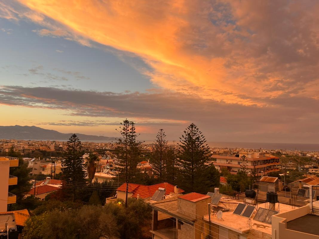 «Μαγικός» και πολύχρωμος ο ουρανός του Ηρακλείου – Δείτε φωτογραφίες