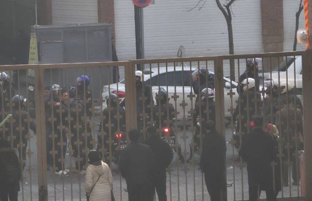 Ιράν: 36 νεκροί, χιλιάδες συλλήψεις διαδηλωτών και δακρυγόνα σε νοσοκομείο της Τεχεράνης