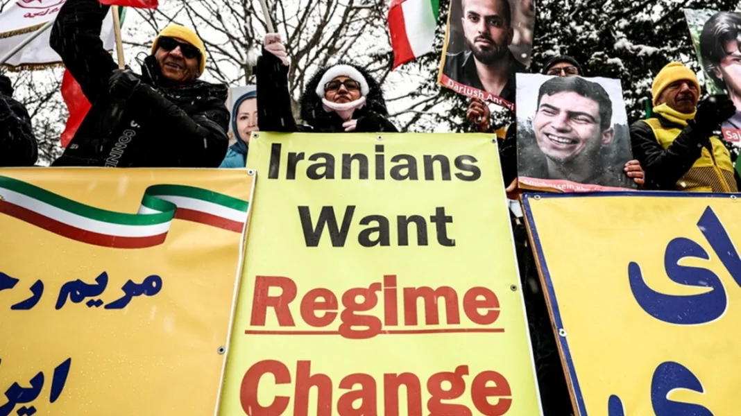 Εξέγερση κατά των μουλάδων στο Ιράν: Μεγάλες διαδηλώσεις, πολίτης έριξε αυτοκίνητο πάνω σε αστυνομικούς, χωρίς Ίντερνετ η χώρα