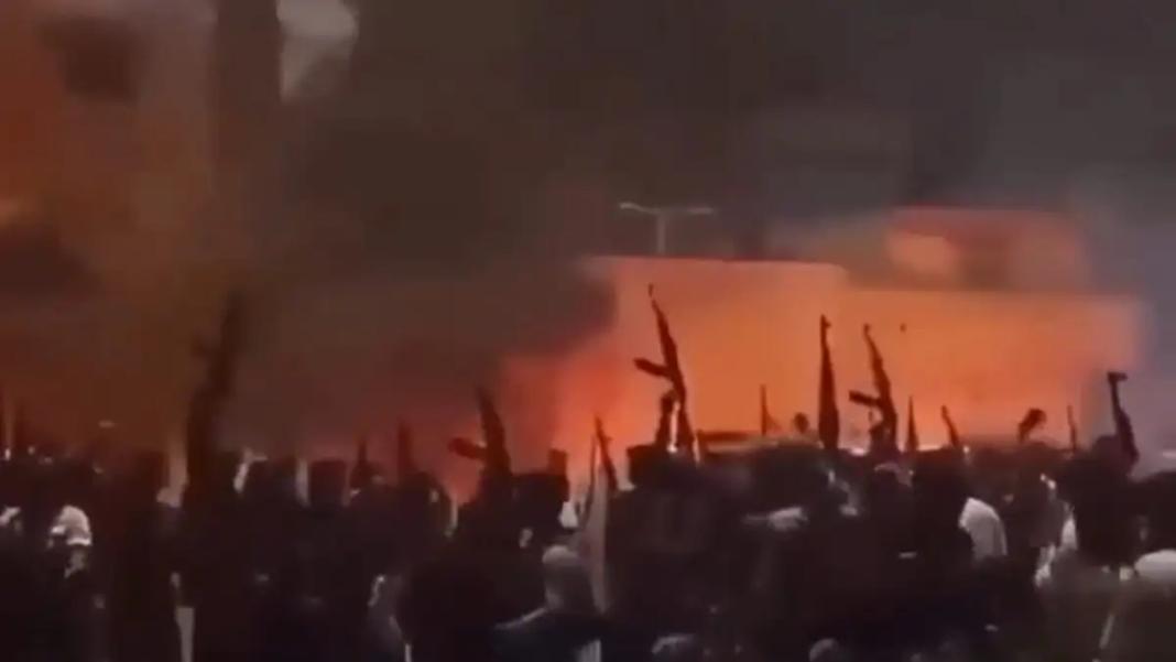 Φλέγεται το Ιράν: Επεμβαίνει ο στρατός για να καταστείλει τις διαδηλώσεις – Φόβοι για εκατόμβη νεκρών