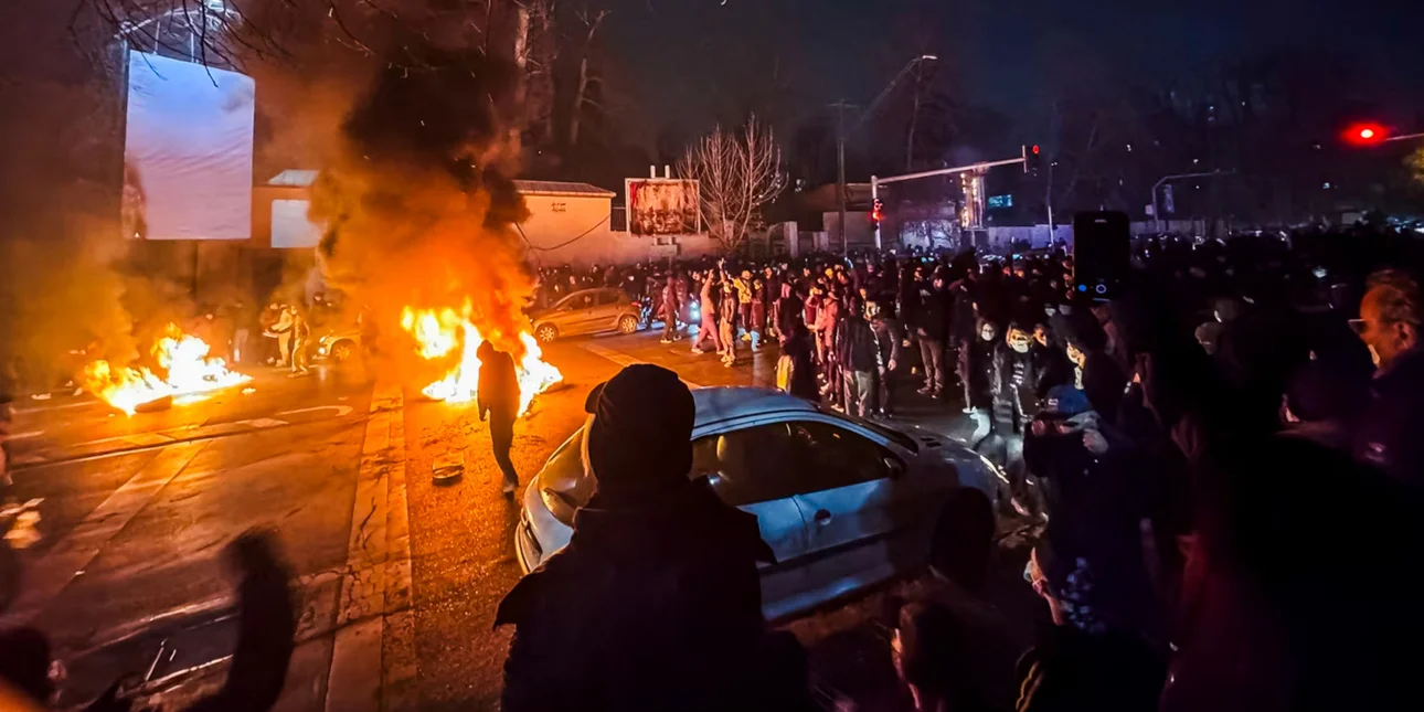 «Το καθεστώς του Ιράν μπορεί να καταρρεύσει», λέει ο Τραμπ – Αφήνει ανοιχτό το ενδεχόμενο στρατιωτικής επέμβασης