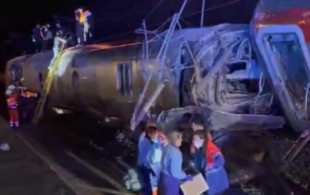 Εκτροχιασμός τρένων στην Ισπανία – Αναφορές για νεκρούς και εκατοντάδες τραυματίες