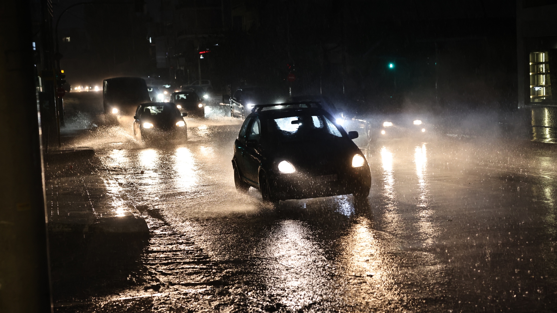 Τραγωδία στη Γλυφάδα: Νεκρή πεζή από αυτοκίνητο που παρασύρθηκε από τα νερά!