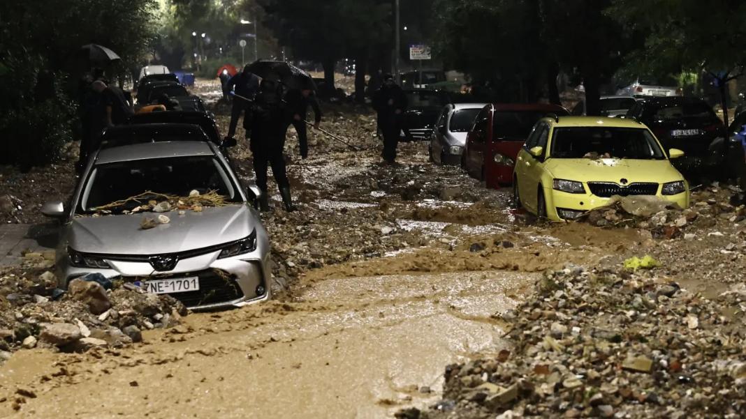 Η επόμενη μέρα της φονικής κακοκαιρίας: Τραγικός απολογισμός με δύο νεκρούς και ανυπολόγιστες καταστροφές – Φωτογραφίες & βίντεο