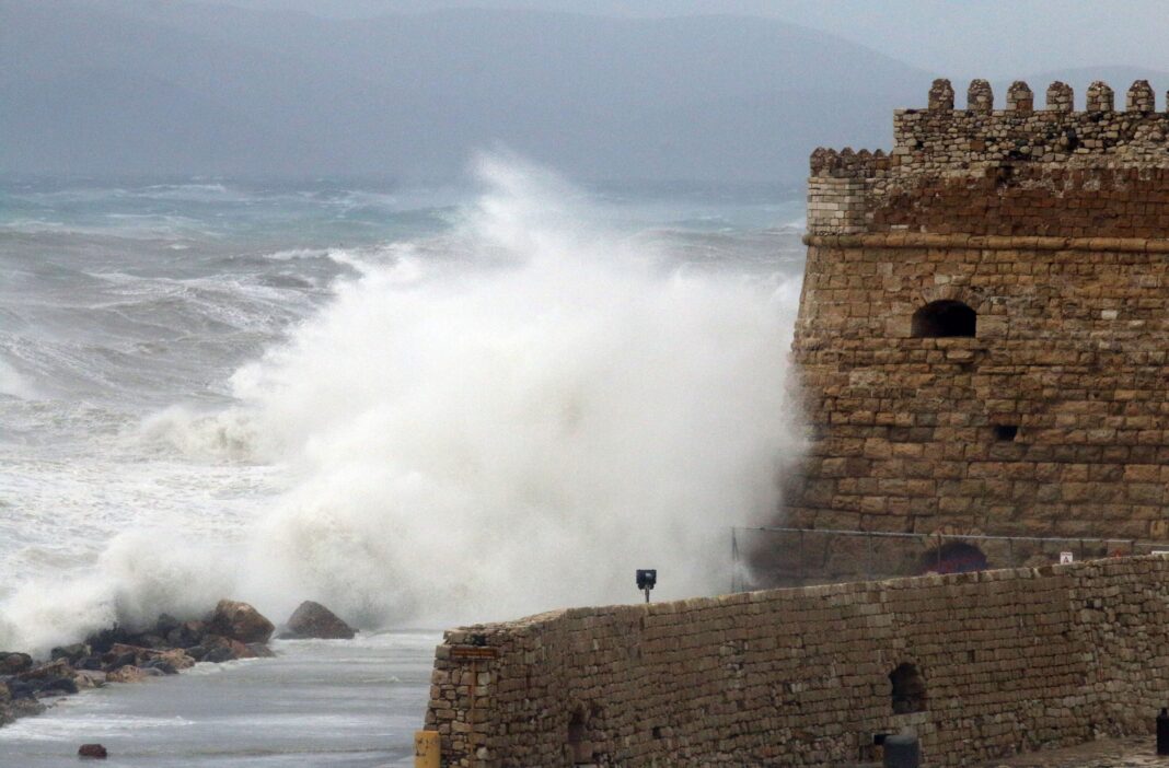 «Τρία κύματα κακοκαιρίας αυτή την εβδομάδα» – Επιμένουν οι ισχυρές βροχές στην Κρήτη