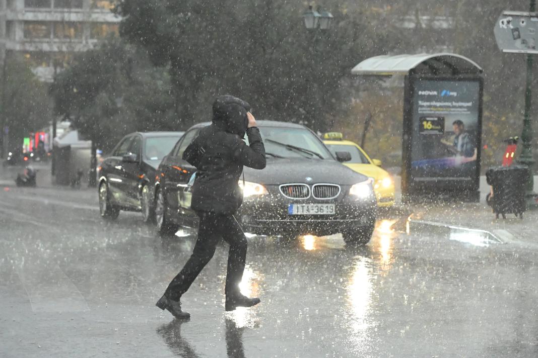 Καιρός: Πορτοκαλί συναγερμός από την ΕΜΥ για σφοδρές καταιγίδες σε όλη τη χώρα – Συστάσεις από την Πολιτική Προστασία