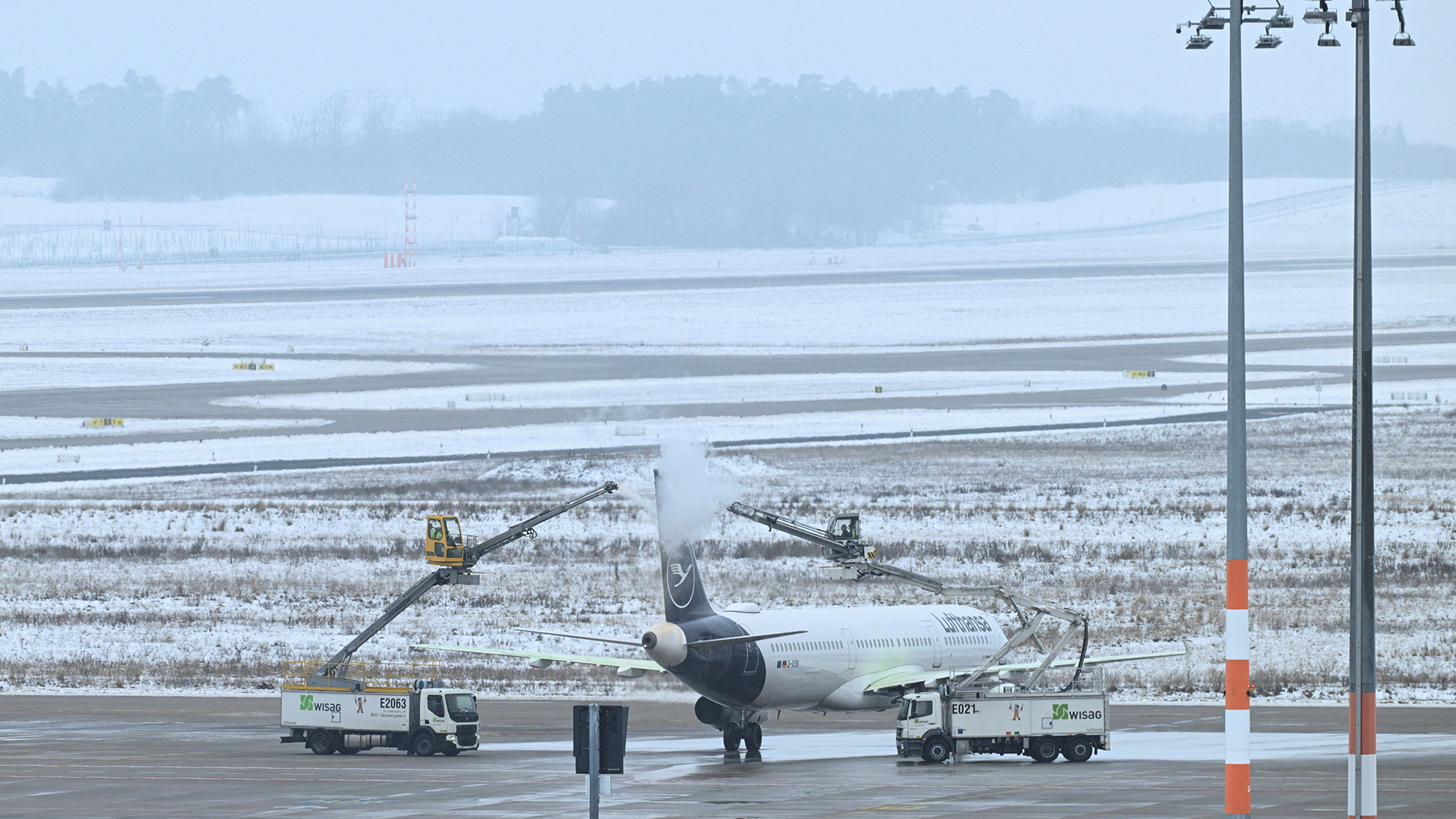 Προβλήματα, λόγω κακοκαιρίας, στις πτήσεις των αεροδρομίων Βιέννης και Πράγας