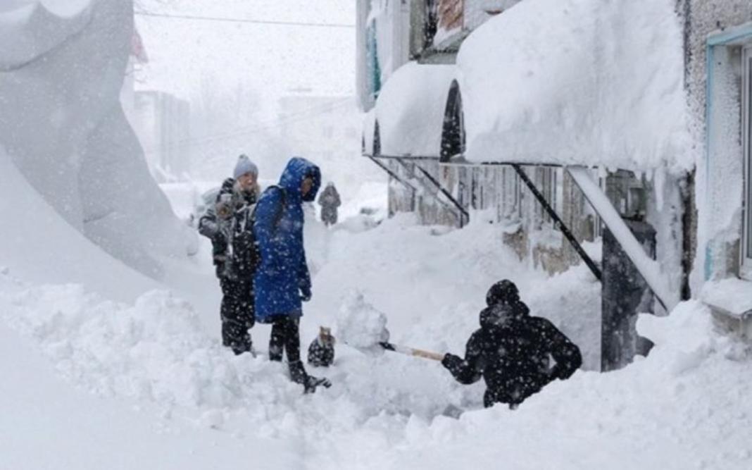 Καμτσάτκα: Σπίτια έχουν θαφτεί από το χιόνι – Σκάβουν τούνελ οι κάτοικοι (Βίντεο)