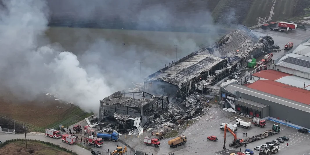 «Βιολάντα»: Το αδήλωτο υπόγειο χωρίς αισθητήρες ασφαλείας και οι εργασίες ασφαλτόστωσης στον δρόμο πάνω από τους σωλήνες προπανίου