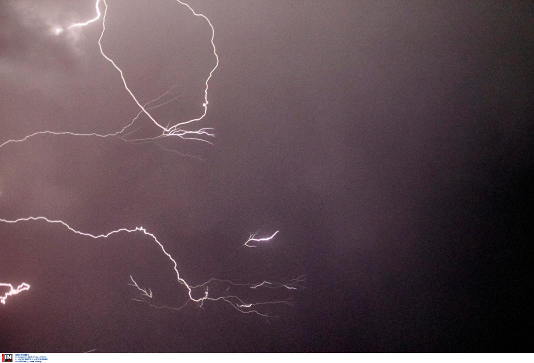 Πάνω από 43.000 κεραυνοί έπεσαν την Δευτέρα – Οι περιοχές που «πνίγηκαν» από τη βροχή