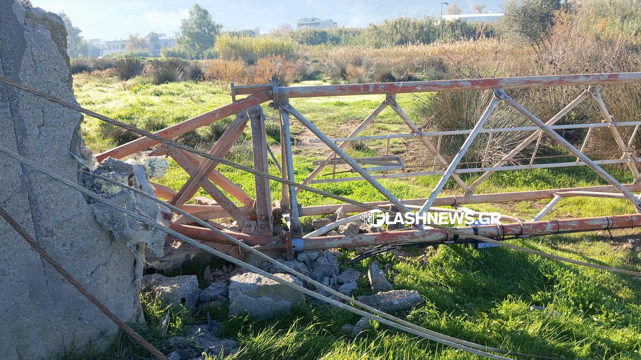 Άγνωστοι γκρέμισαν την κεραία της ΕΡΤ!