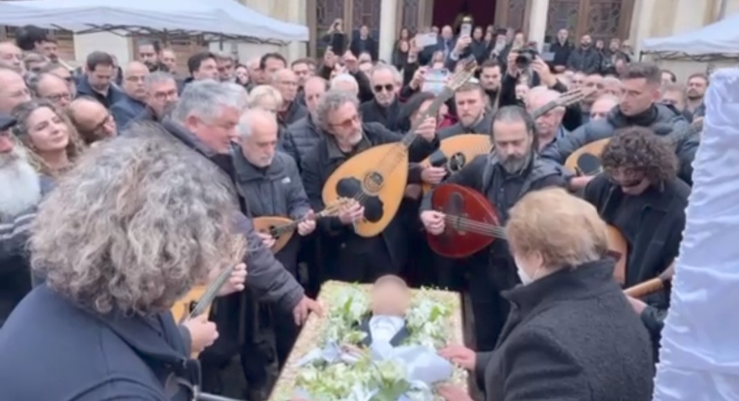 Με λαούτα και μαντολίνα το ύστατο χαίρε στον «Ψαρογιάννη» – Δείτε βίντεο