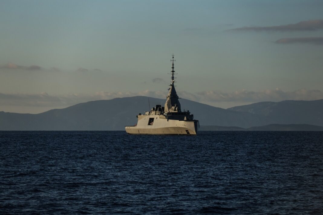 Σε ελληνικά ύδατα η φρεγάτα «Κίμων» – Εντυπωσιακές εικόνες