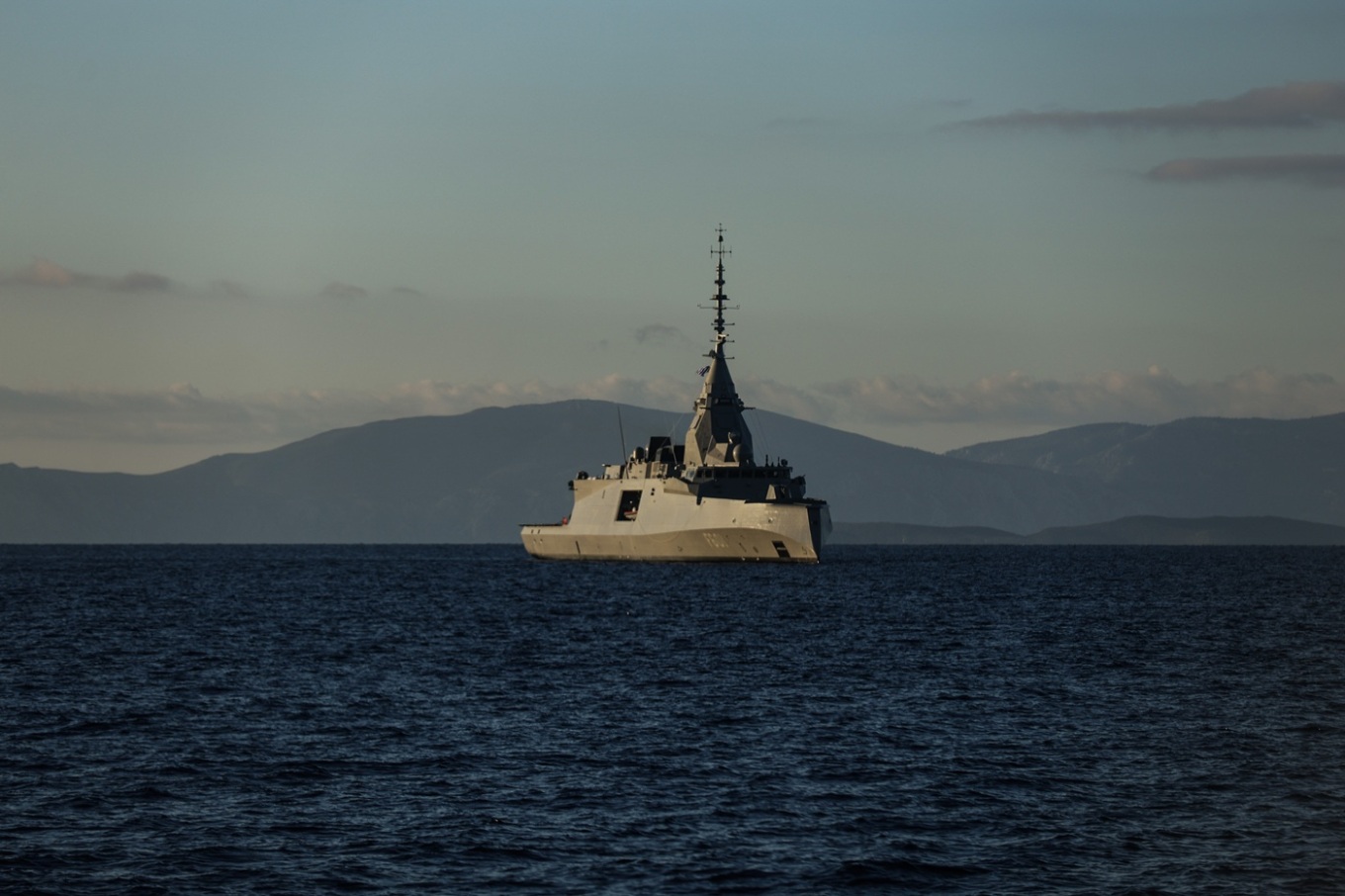 Σε ελληνικά ύδατα η φρεγάτα «Κίμων» – Εντυπωσιακές εικόνες