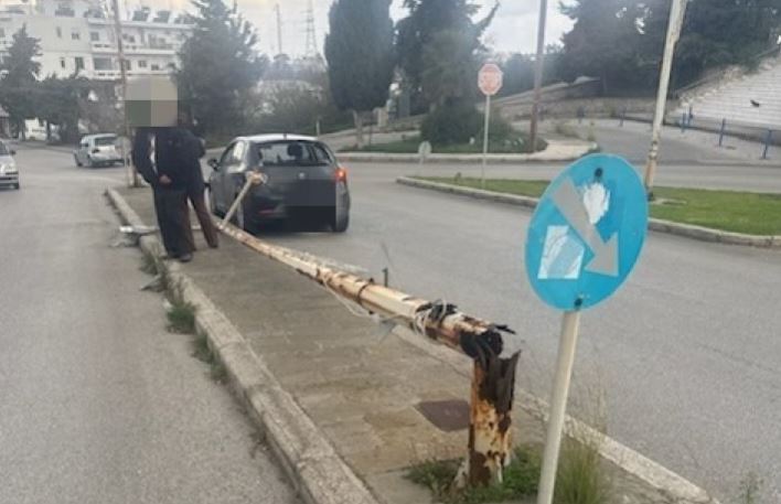 Ρόδος: Κολώνα φωτισμού έπεσε σε διερχόμενο ΙΧ που περίμενε στο φανάρι