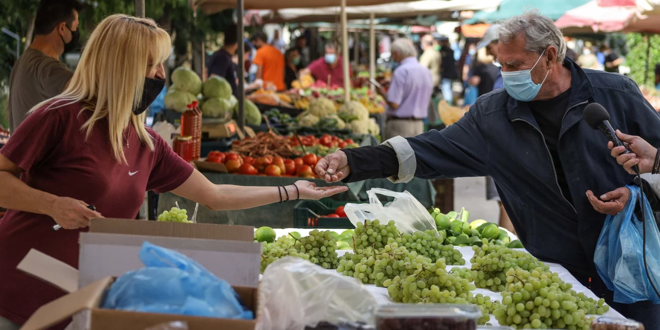 Αλλάζουν οι λαϊκές αγορές μετά τη συμφωνία παραγωγών-Θεοδωρικάκου – Γιατί τις προτιμούν 8 στους 10 καταναλωτές