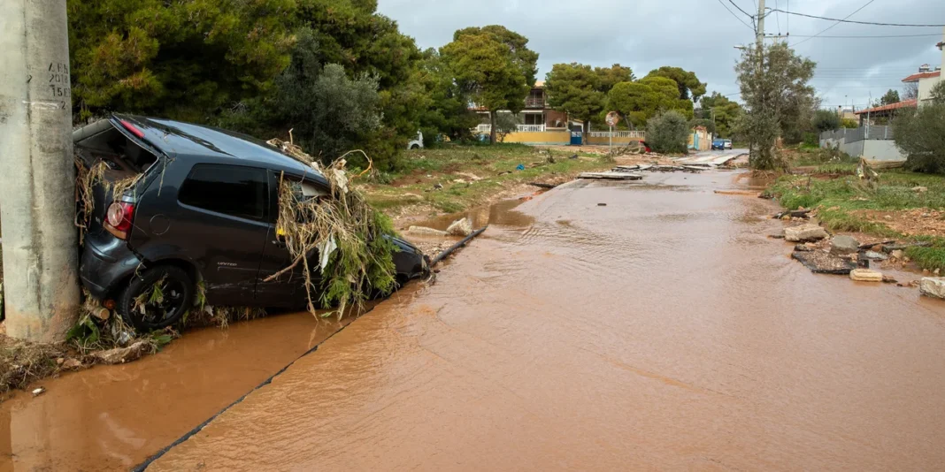 Συγκλονιστικό βίντεο από την κακοκαιρία στη Βάρη – Ορμητικά νερά εισέβαλαν σε σπίτι και παραλίγο να παγιδευτεί οικογένεια